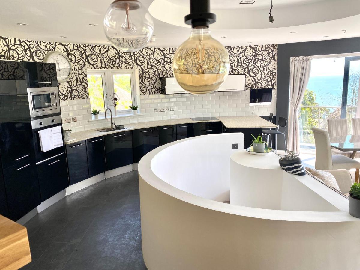 One Of The Best Properties In Lyme! Breathtaking Views Across The Whole Bay. 3 Stories With 2 Tier Veranda Around The Property. Sleeps 6 Lyme Regis Eksteriør billede