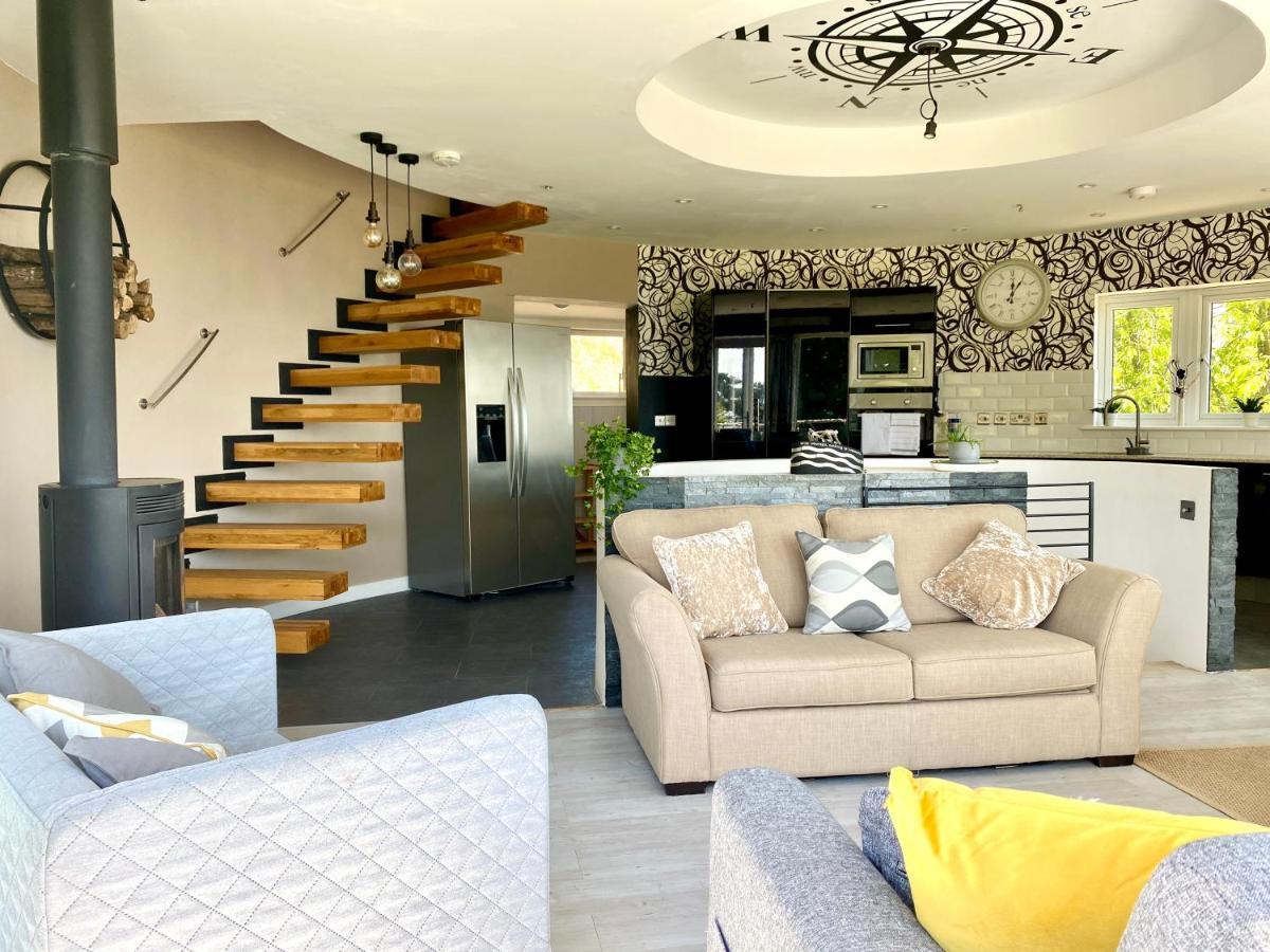 One Of The Best Properties In Lyme! Breathtaking Views Across The Whole Bay. 3 Stories With 2 Tier Veranda Around The Property. Sleeps 6 Lyme Regis Eksteriør billede